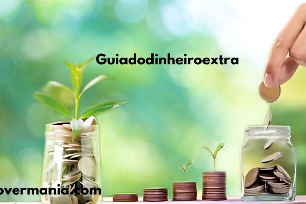 A hand placing a coin into a jar filled with coins, next to two other jars with growing plants and stacked coins, symbolizing financial growth and saving. The text "Guiadodinheiroextra" is displayed above the jars, and "discovermania.com" is written at the bottom.